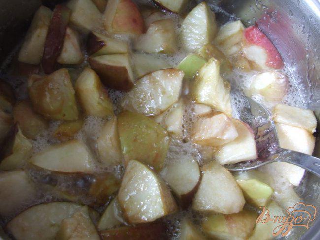 Фото приготовление рецепта: Варенье из яблок с изюмом шаг №2