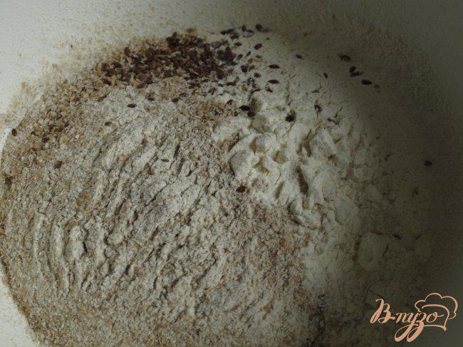 Фото приготовление рецепта: Горчичный хлеб из цельнозерновой муки с семенами льна шаг №2
