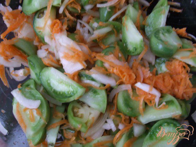 Фото приготовление рецепта: Салат из зеленых помидоров шаг №3