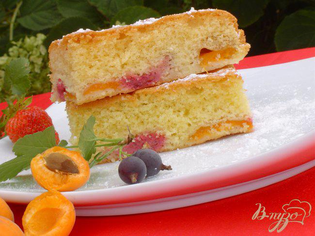 Фото приготовление рецепта: Пирог с абрикосами и ягодами шаг №5