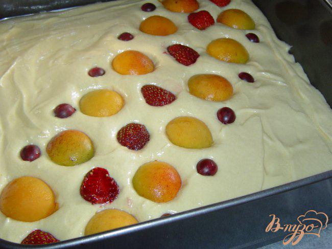 Фото приготовление рецепта: Пирог с абрикосами и ягодами шаг №4