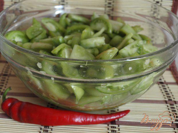 Фото приготовление рецепта: Острый салат-закуска  из зелёных помидоров шаг №3