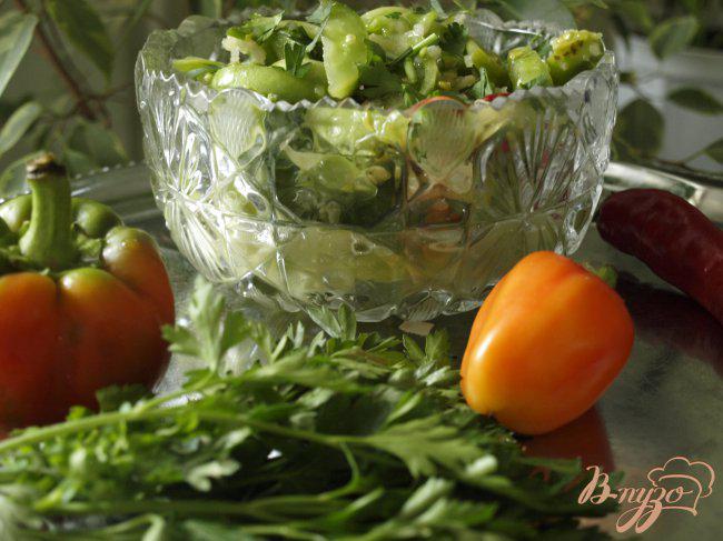 Фото приготовление рецепта: Острый салат-закуска  из зелёных помидоров шаг №4