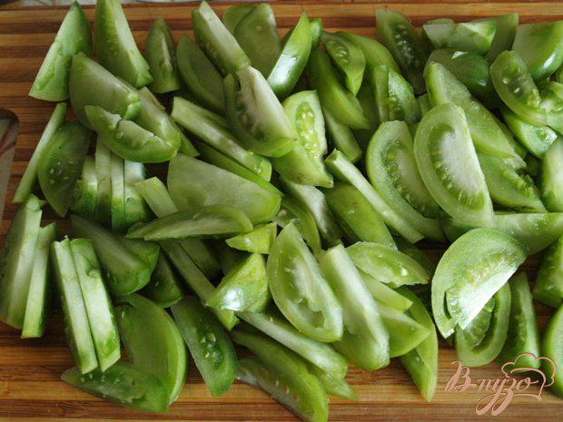 Фото приготовление рецепта: Острый салат-закуска  из зелёных помидоров шаг №2