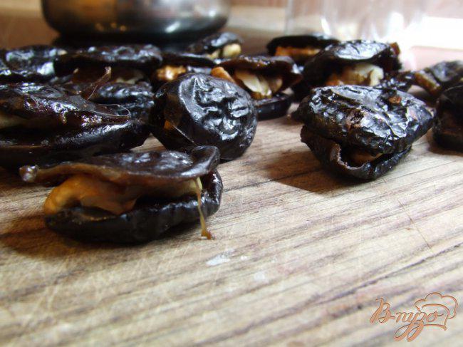 Фото приготовление рецепта: Чернослив с грецкими орехами под белым шоколадом шаг №2
