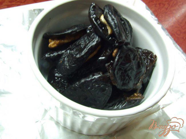 Фото приготовление рецепта: Чернослив с грецкими орехами под белым шоколадом шаг №3