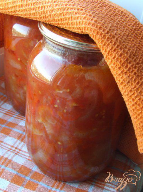 Фото приготовление рецепта: Салат из помидоров с перцем и луком шаг №4