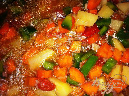 Фото приготовление рецепта: Овощной суп с фрикадельками и рисом шаг №5