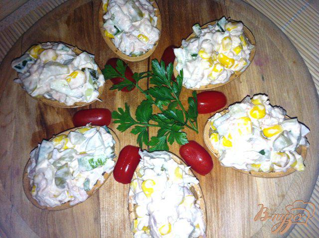 Фото приготовление рецепта: Салат с тунцом, рисом и овощами шаг №6