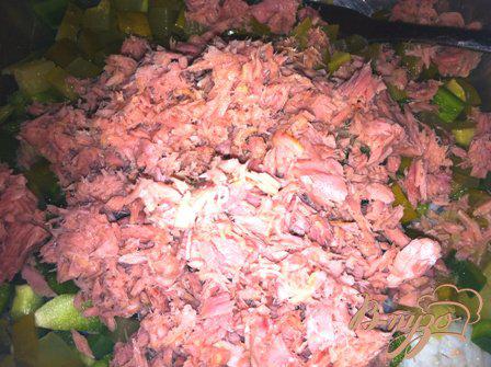 Фото приготовление рецепта: Салат с тунцом, рисом и овощами шаг №4