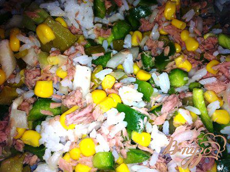 Фото приготовление рецепта: Салат с тунцом, рисом и овощами шаг №5