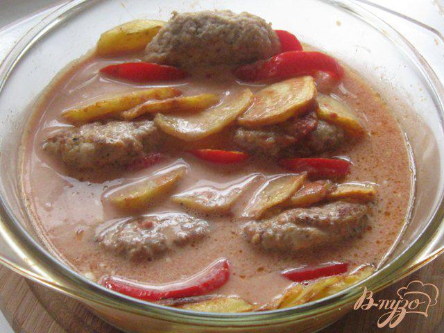 Фото приготовление рецепта: Шницели, запеченные с картофелем и помидорами по-турецки шаг №5