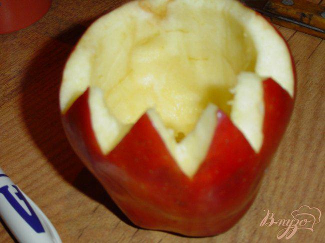 Фото приготовление рецепта: Подсвечник из яблока шаг №3