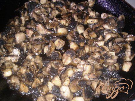 Фото приготовление рецепта: Пирог с капустой и грибами шаг №2
