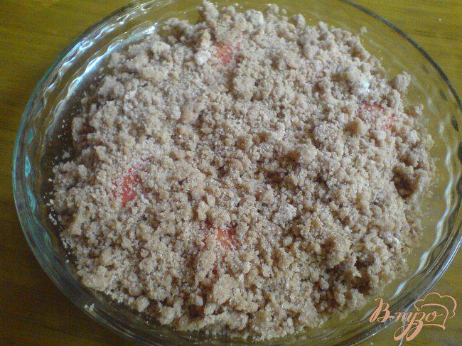 Фото приготовление рецепта: Персиковый пирог с коричной крошкой шаг №4