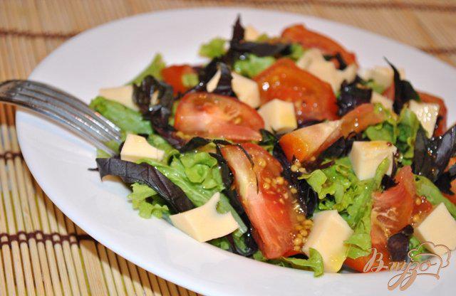 Фото приготовление рецепта: Салат с помидорами и моцарелой шаг №5
