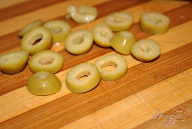 Фото приготовление рецепта: Салат с арбузом, фетой и оливками шаг №4