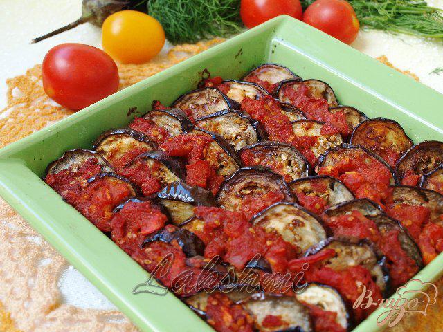 Фото приготовление рецепта: Запечённые баклажаны под томатно-коричным соусом шаг №5