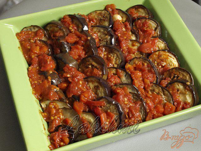 Фото приготовление рецепта: Запечённые баклажаны под томатно-коричным соусом шаг №4