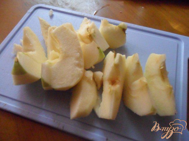 Фото приготовление рецепта: Куриное филе в лимонном соусе с яблоками шаг №3