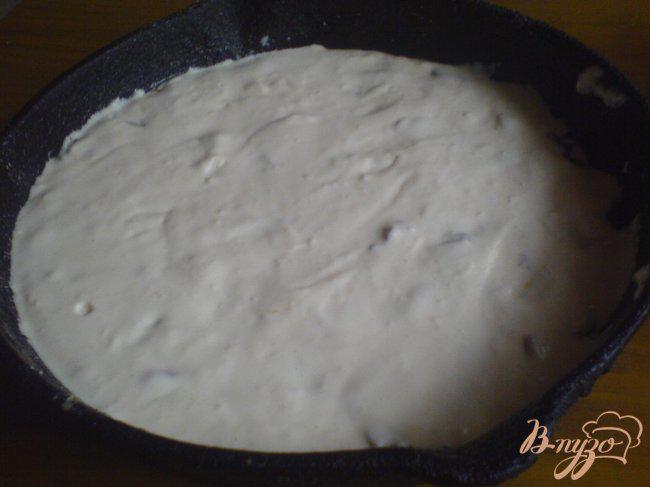 Фото приготовление рецепта: Заливной пирог с грибами шаг №6