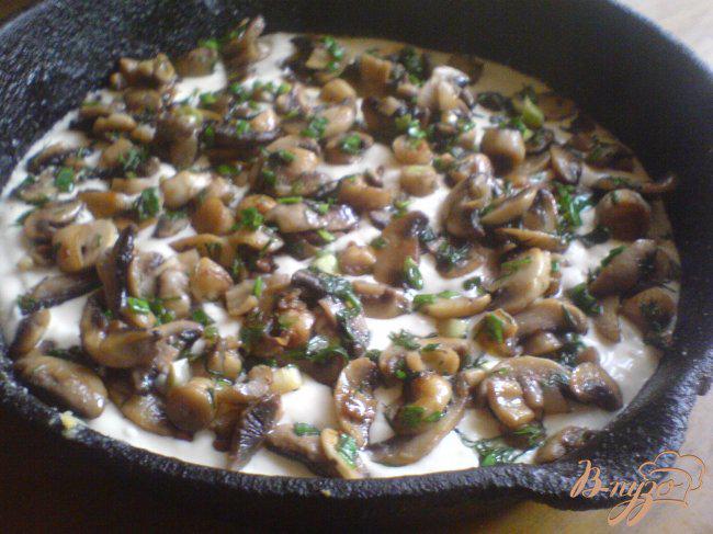 Фото приготовление рецепта: Заливной пирог с грибами шаг №5