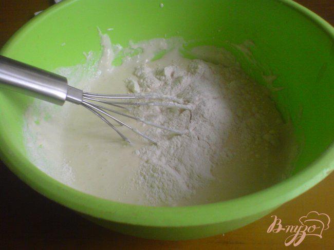 Фото приготовление рецепта: Заливной пирог с грибами шаг №4