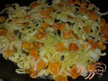 Фото приготовление рецепта: Салат теплый с овощами и куриными сердечками шаг №5