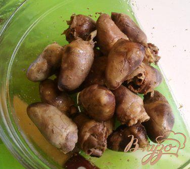 Фото приготовление рецепта: Салат теплый с овощами и куриными сердечками шаг №1