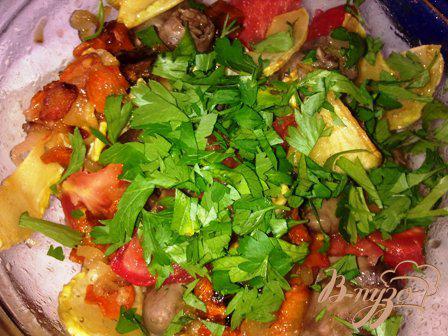 Фото приготовление рецепта: Салат теплый с овощами и куриными сердечками шаг №7