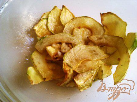 Фото приготовление рецепта: Салат теплый с овощами и куриными сердечками шаг №4