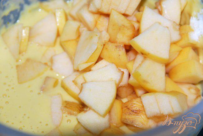 Фото приготовление рецепта: Омлет с яблоками - Апфельтатш шаг №5
