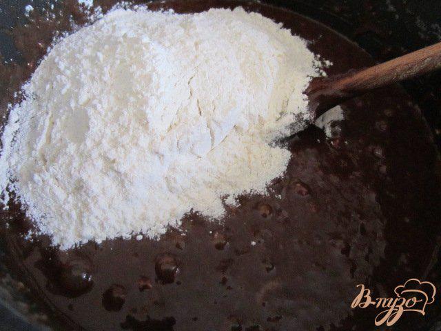 Фото приготовление рецепта: Шоколадные брауни с орехами шаг №3