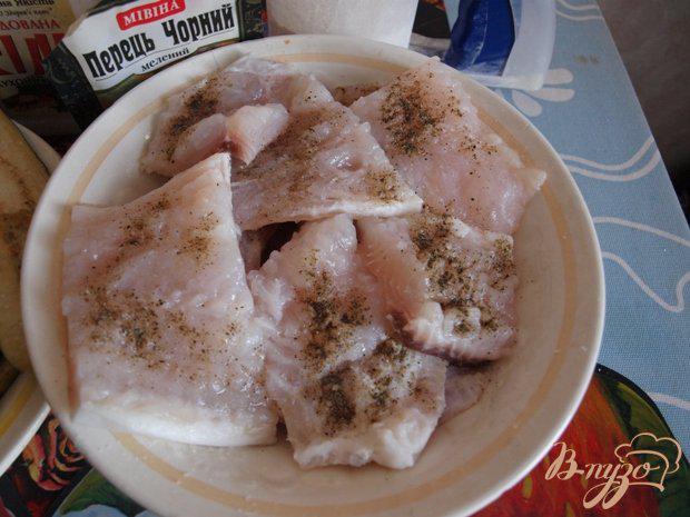 Фото приготовление рецепта: Рыбка с баклажанами шаг №2