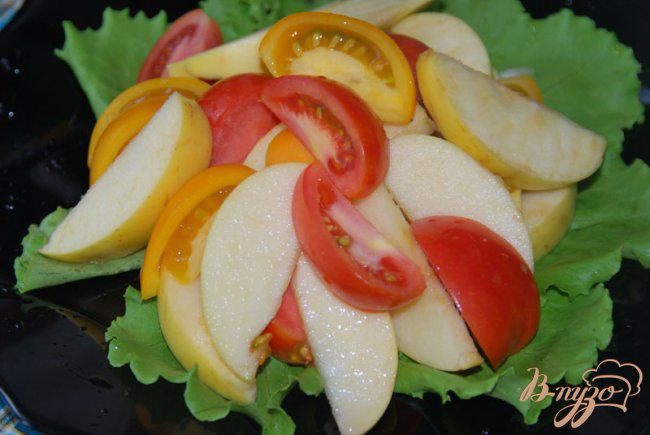 Фото приготовление рецепта: Салат из томатов и яблок под острой сметанной заливкой шаг №3