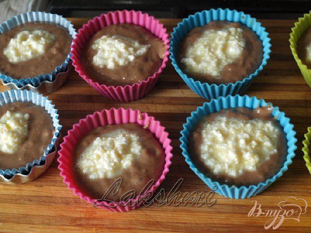 Фото приготовление рецепта: Шоколадные кексы с творожной начинкой шаг №2