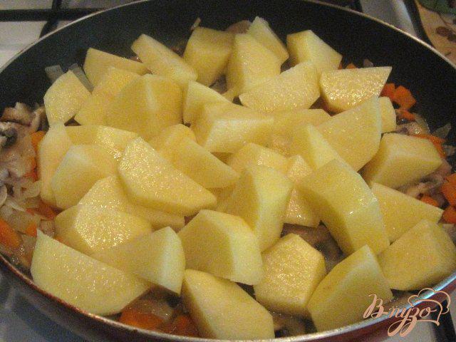 Фото приготовление рецепта: Тефтели с картофелем и грибами в сметанном соусе шаг №4