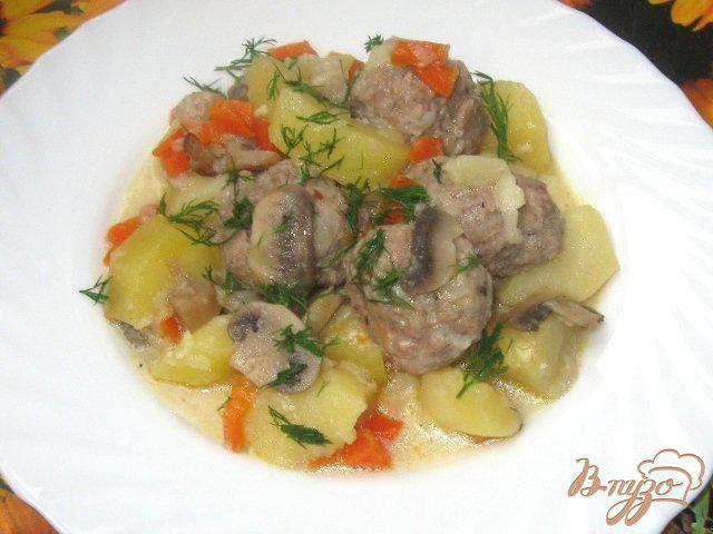 Фото приготовление рецепта: Тефтели с картофелем и грибами в сметанном соусе шаг №6