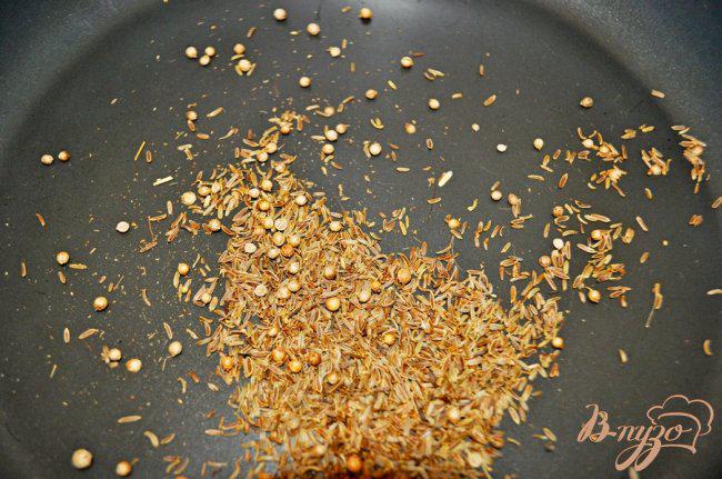 Фото приготовление рецепта: Персиковая сальса с пряными чипсами из лаваша шаг №6