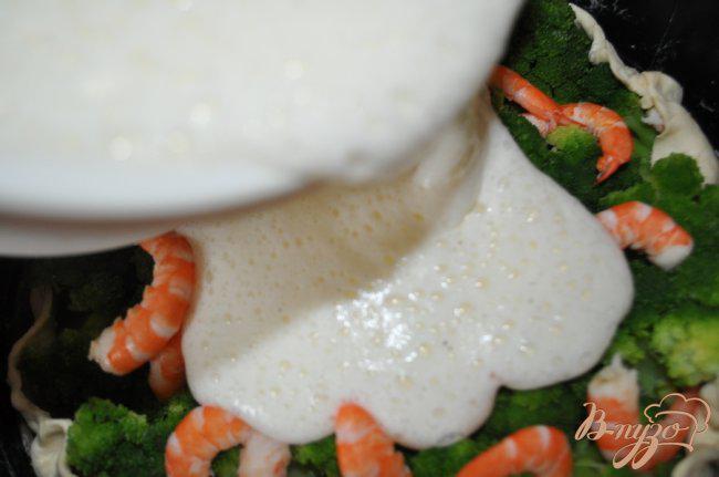 Фото приготовление рецепта: Закусочный пирог с брокколи,креветками и пармезаном. шаг №8