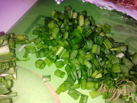 Фото приготовление рецепта: Салат из шпрот с овощами шаг №6