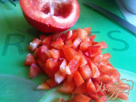 Фото приготовление рецепта: Салат из шпрот с овощами шаг №3