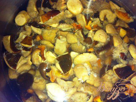 Фото приготовление рецепта: Соус грибной с картошечкой шаг №3