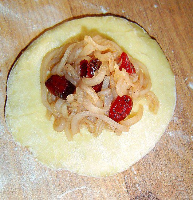 Фото приготовление рецепта: Порционный пирог с яблоками и вялеными вишнями. шаг №8