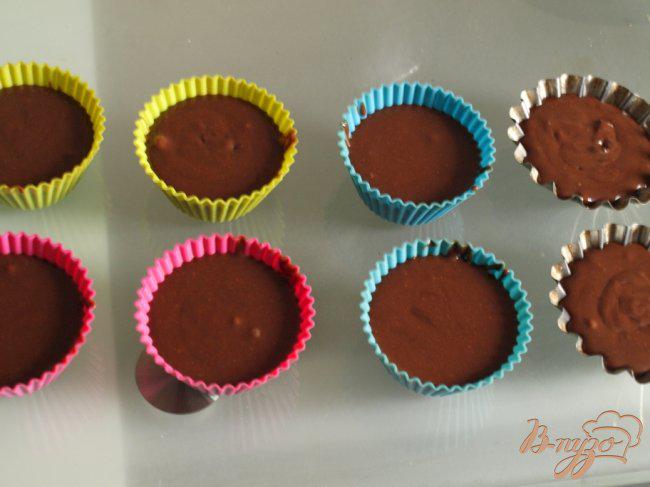 Фото приготовление рецепта: Шоколадное пирожное за 15 минут шаг №3