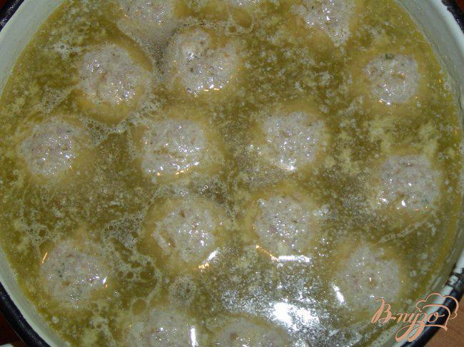 Фото приготовление рецепта: Суп с грибами и фрикадельками шаг №3