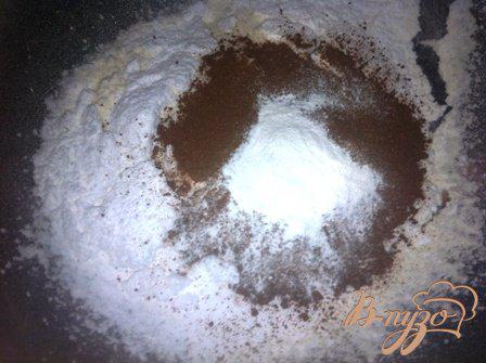 Фото приготовление рецепта: Рулет шоколадный с малиной шаг №2