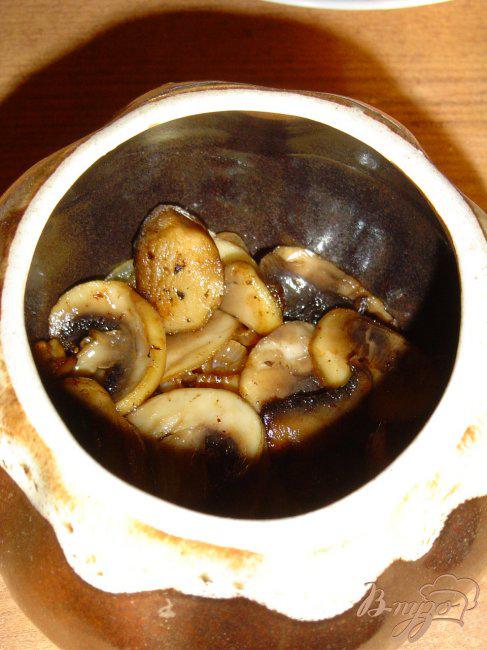 Фото приготовление рецепта: Тефтели с сюрпризом, запеченные с баклажанами и грибами шаг №8