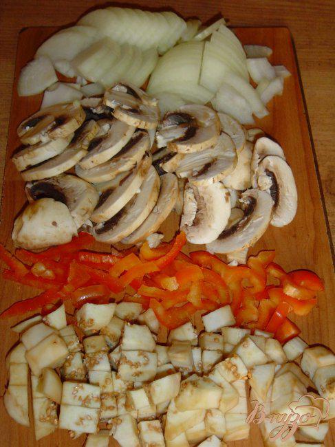 Фото приготовление рецепта: Тефтели с сюрпризом, запеченные с баклажанами и грибами шаг №5