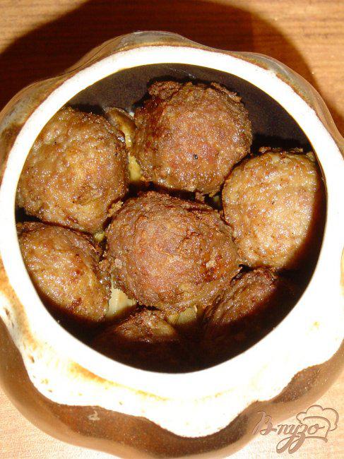 Фото приготовление рецепта: Тефтели с сюрпризом, запеченные с баклажанами и грибами шаг №9